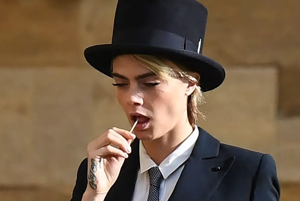 Quali star hanno sofferto di depressione?. Cara Delevingne (qui fotografata al matrimonio della principessa Eugenie) si è mutilata durante l'adolescenza.