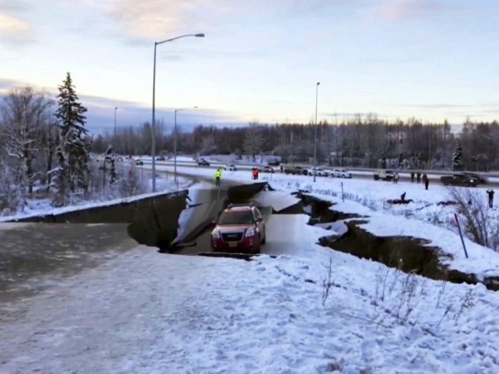 Le impressionanti immagini che arrivano dall'Alaska dopo il forte sisma odierno.