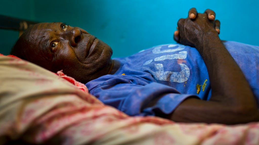 Behörden schauen weg. Gefangen im Spital: Kliniken sperren Patienten ein, bis sie bezahlen