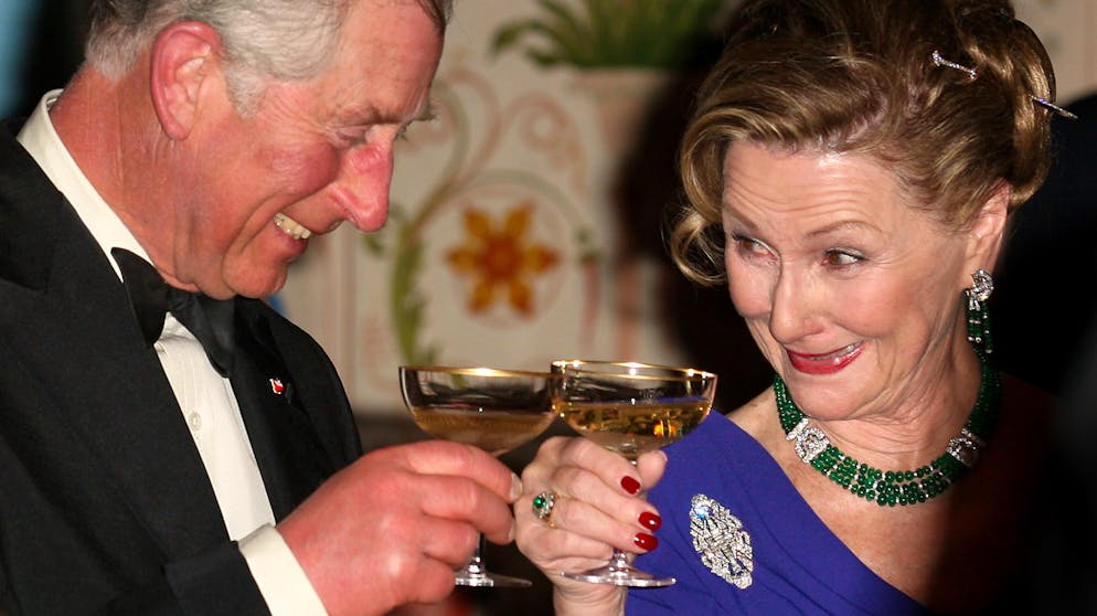 20 Dinge, die Sie noch nicht über Prinz Charles wussten. Ob es sich dabei wohl um eine Flasche seines eigenen Whiskys gehandelt hat? Mit jeder Flasche Barrogill Malt Whisky, die umgerechnet rund 30 Franken kostet, wird die North Highlands Initiative des Prinzen finanziell unterstützt. Die hilft, Projekte im Norden Schottlands zu realisieren.