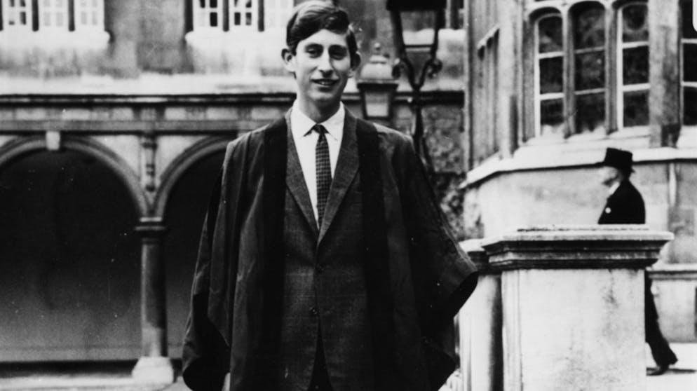 20 Dinge, die Sie noch nicht über Prinz Charles wussten. Dennoch legte Prinz Charles eine akademische Karriere hin: Tatsächlich ist er der erste britische Thronfolger überhaupt, der einen Universitätsabschluss machte. Er studierte in Cambridge zunächst Archäologie und Anthropologie, wechselte dann aber zu Geschichte. 1970 legte er seinen Bachelor ab, fünf Jahre später seinen Master.