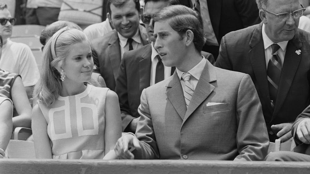 20 Dinge, die Sie noch nicht über Prinz Charles wussten. Mittlerweile mag man mit Charles nur noch Camilla und Diana in Verbindung bringen, doch in jungen Jahren hatte der Prinz so einige Liebschaften. Zudem versuchten viele Eltern, aus ihren Töchtern künftige Königinnen zu machen. Darunter: Richard Nixon. Der US-Präsident habe probiert, ihn 1970 mit seiner Tochter Tricia zu verkuppeln, erinnerte sich Charles 2015 gegenüber «CNN».