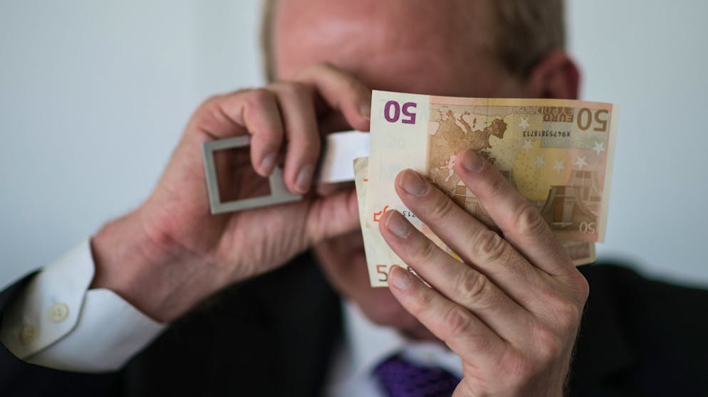 Dem Händler wurden echte Euro-Note zur Überprüfung überreicht. Die Noten wurden anschliessend durch die Täter aber wieder mit Blüten ausgetauscht. (Symbolbild)