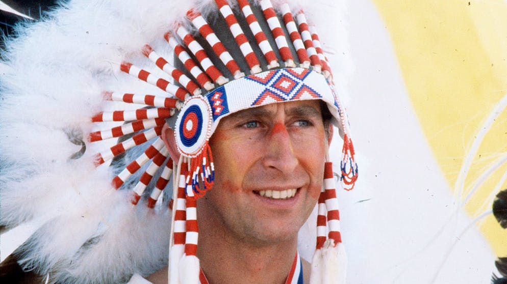 20 Dinge, die Sie noch nicht über Prinz Charles wussten. Immerhin hat Charles schon mehr Titel, als sich jemand merken kann – und zwar nicht nur royale: In Vanuatu wurde er im April zum Mal Menaringmanu, einer Art Häuptling, ernannt, 2011 in Tansania zum «Hüter der Kühe» der Masai. 1977 erklärten ihn Schwarzfussindianer im kanadischen Alberta zum Ehrenhäuptling Rote Krähe.