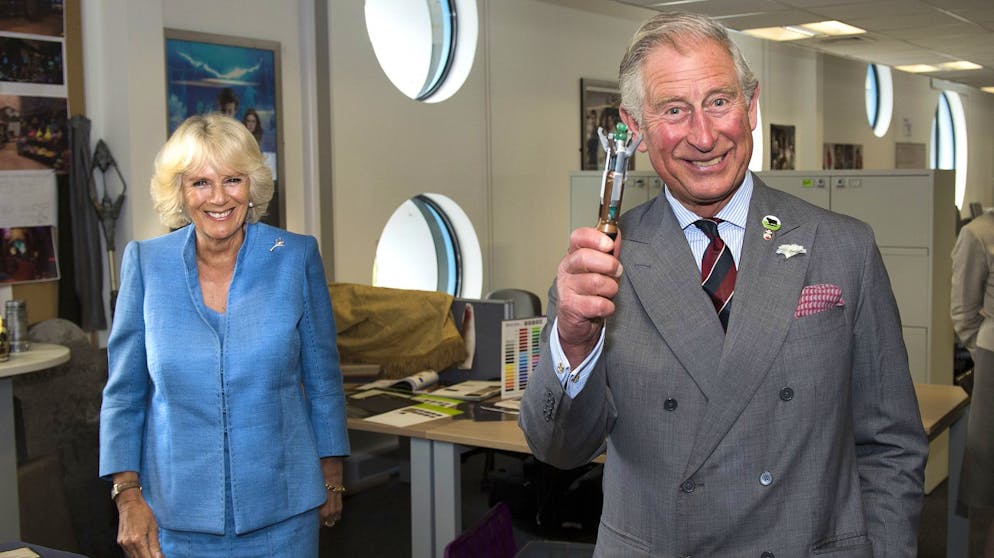 20 Dinge, die Sie noch nicht über Prinz Charles wussten. Noch besser scheint Charles 2013 sein Besuch am Set von «Doctor Who» gefallen zu haben. Dem damaligen Hauptdarsteller Matt Smith verriet er, dass er seit seinem 15. Lebensjahr grosser Fan der Serie sei. Sein kurzer Sprecheinsatz als Ausserirdischer imponierte dem damaligen Chefautor Stephen Moffat offenbar: «Wenn er wollte, könnte er eine Rolle haben», sagte er über den Prinzen.