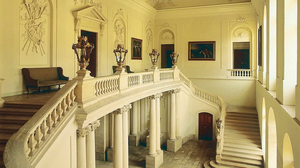 Au début, il a suivi la chute de son immense empire depuis le château d’Eckartsau, puis depuis la Suisse où il s’était exilé.