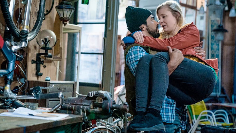 «Weglaufen geht nicht». Liebe trotz Hindernissen: Elodie (Annina Euling) und Alek (Kay Kysela, «Wilder») begegnen sich nach Elodies Unfall wieder.