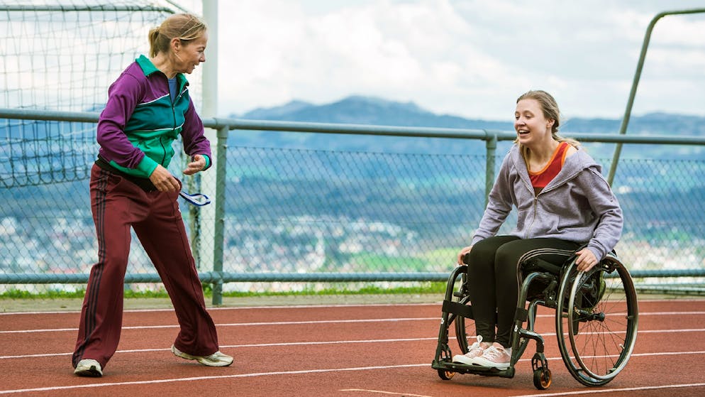 «Weglaufen geht nicht». Annina Euling, 27, spielt Elodie (r.), die nach einem Unfall querschnittsgelähmt ist. Mit Hilfe von Sporttrainerin Isabelle (Susanne-Marie Wrage) kämpft sie sich ins Leben zurück.