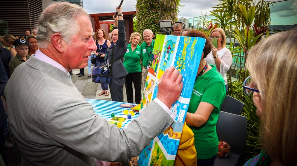 20 Dinge, die Sie noch nicht über Prinz Charles wussten. Und mit dem Pinsel umgehen kann er auch noch: Seit Jahrzehnten malt der Prinz in seiner Freizeit Aquarelle. 1977 wurden einige seiner Werke in Windsor Castle ausgestellt, 1987 in der Royal Academy.