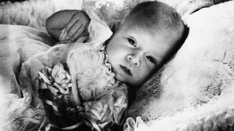 20 Dinge, die Sie noch nicht über Prinz Charles wussten. Am 14. November 1948 feierten die Briten die Geburt ihres künftigen Königs. Dass es so lange dauern würde, bis er einmal tatsächlich König wird, vermutete damals sicher noch keiner: Seit seine Mutter Elizabeth am 6. Februar 1952 den Thron bestieg, steht er als Heir Apparent auf Rang eins der Thronfolge – so lang wie kein anderer Thronerbe in der britischen Geschichte zuvor.