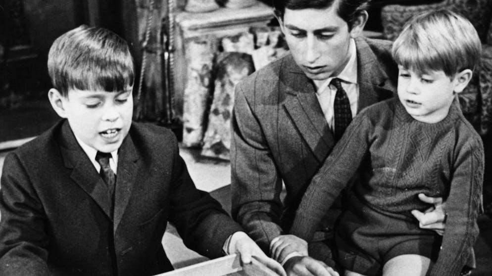 20 Dinge, die Sie noch nicht über Prinz Charles wussten. Als grosser Bruder war Charles sehr fürsorglich. Um Andrew (links) und Edward (rechts) zu unterhalten, dachte er sich einige Geschichten aus. Eine davon wurde 1980 sogar als Kinderbuch herausgebracht: «The Old Man of Lochnagar» handelt von einem Einsiedler, der auf einem Berg in der Nähe von Schloss Balmoral lebt.