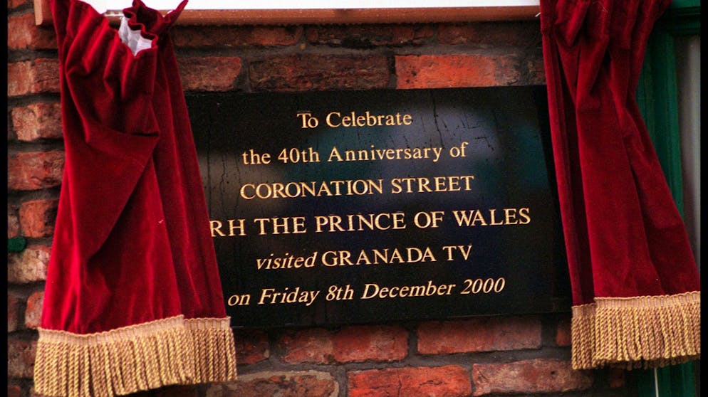 20 Dinge, die Sie noch nicht über Prinz Charles wussten. Ein künftiger König in einer Seifenoper? Alles schon dagewesen: Zum 40. Jubiläum von Grossbritanniens dienstältester Soap «Coronation Street» besuchte Charles das Set und hatte sogar einen kleinen Gastauftritt als er selbst: Er war in einer Pseudo-Nachrichtensendung zu sehen.