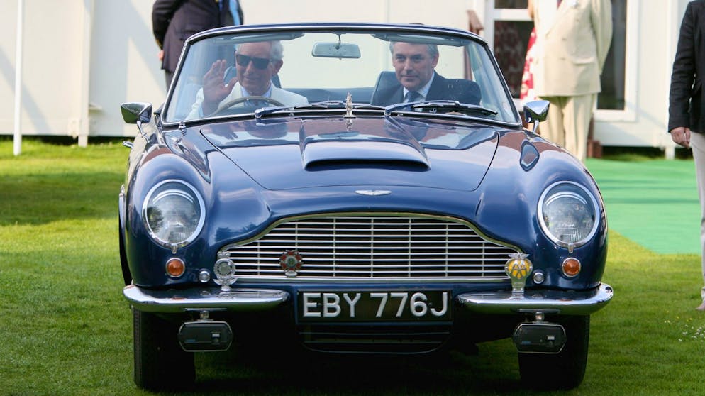 20 Dinge, die Sie noch nicht über Prinz Charles wussten. Zu seinem 22. Geburtstag schenkte sich Charles einen Aston Martin. Den fährt er noch immer, inzwischen allerdings mit ungewöhnlichem Treibstoff: «Das Bioethanol von unserem Lieferanten wird aus Wein hergestellt», verriet Charles' damaliger Privatsekretär Michael Peat 2008 dem «Telegraph». Die anderen Autos des Prinzen werden mit Biodiesel aus altem Frittierfett betrieben.