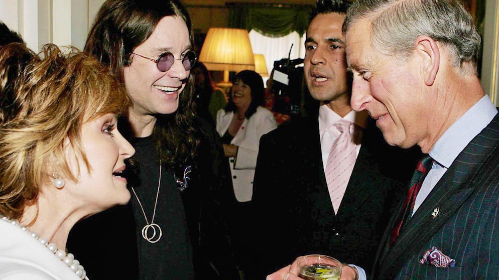 20 Dinge, die Sie noch nicht über Prinz Charles wussten. Was Prinz Charles hingegen nicht so gut kann: Geschenke machen. Findet zumindest Sharon Osbourne, Frau von Ozzy Osbourne. Als der Rocker 2003 mit einem Quad schwer verunglückte, schickte Charles ihm zur Aufmunterung eine Flasche Scotch, erzählte die TV-Moderatorin einst in ihrer Sendung. Dumm nur: Ozzy Osbourne ist trockener Alkoholiker.