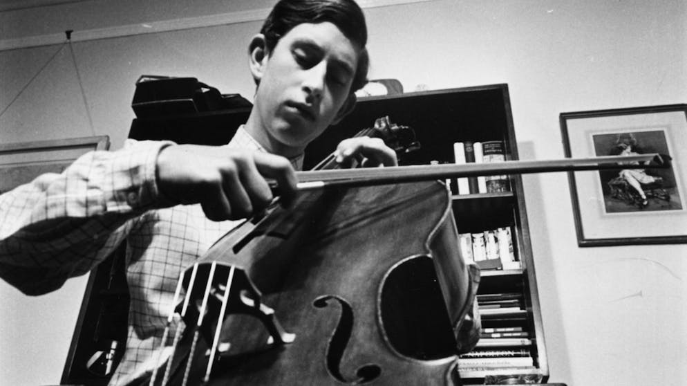 20 Dinge, die Sie noch nicht über Prinz Charles wussten. Aber nicht nur schriftstellerisch ist Prinz Charles begabt, er ist auch erstaunlich musikalisch: In seiner Kindheit spielte er Cello, Trompete und Gitarre. Ausserdem war Charles Mitglied im Schulchor.