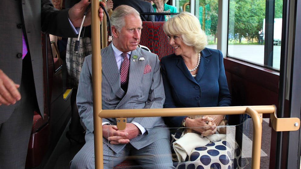 20 Dinge, die Sie noch nicht über Prinz Charles wussten. Falls seine Autos mal nicht wollen, kann Charles immer noch Bus fahren – vergünstigt, so wie jeder andere britische Senior. Ausserdem erhält Charles seit fünf Jahren eine Rente, weil er während und nach seiner Zeit bei der Navy in die Rentenkasse eingezahlt hat. Das Geld spendet er allerdings einem wohltätigen Verein, der sich um ältere Menschen kümmert.