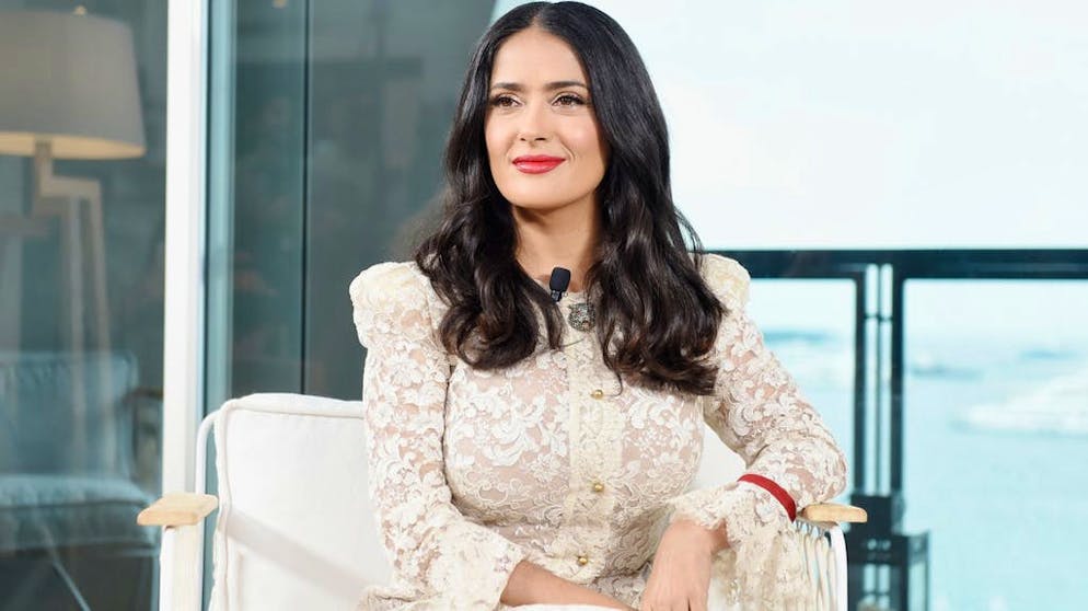 Ces stars ont plus de 50 ans!. Impossible mais vrai: en 2018, la beauté de Hollywood, Salma Hayek fêtait son 52e anniversaire. Ses débuts, elle les a faits dans une télénovela au Mexique, son pays d'origine. Dernièrement, elle était à l'affiche de «Hitman» et «Bodyguard» aux côtés de Ryan Reynolds et Samuel L. Jackson.