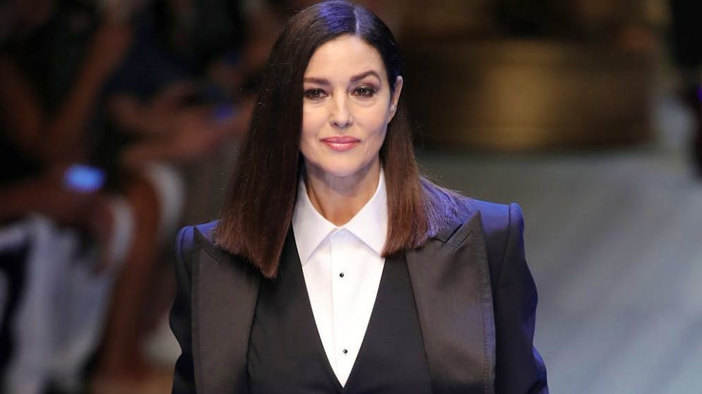 Ces stars ont plus de 50 ans!. La beauté intemporelle de Seniora Bellucci ne fait aucun doute – et elle l'a prouvé récemment lors d'un défilé de mode Dolce & Gabbana. Le 30 septembre, elle fêtait ses 54 ans, à peine croyable.
