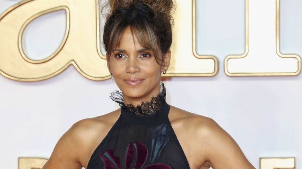Ces stars ont plus de 50 ans!. Lorsqu'elle a jailli des flots en 2002 comme James Bond Girl, Halle Berry s'est érigée sex-symbol et femme fatale. Et depuis, rien n'a changé. Le jour de ses cinquante ans, en août 2016, la bombe du septième art affirmait sur Instagram: «J'accueille mes cinquante ans à bras ouvert et je suis pleine de gratitude pour la vie!»