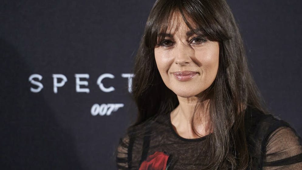 Ces stars ont plus de 50 ans!. Dans «Spectre» (2005), la sex-symbol Monica Bellucci en a fait baver plus d'un. 50 ans à l'époque, elle est aujourd'hui la doyenne des James-Bond-Girl. Et pourtant, elle n'est pas des moins charmantes.