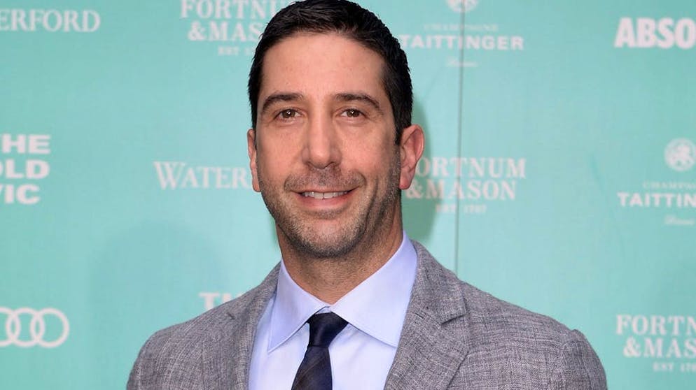 Ces stars ont plus de 50 ans!. C'est l'un des derniers arrivés au club des vieux, pourtant David Schwimmer ne vieillit pas du tout. Il demeure éternellement le Dr. Ross Geller de Friends. Et ce n'est pas plus mal, car il ne fait pas ses 51 ans.