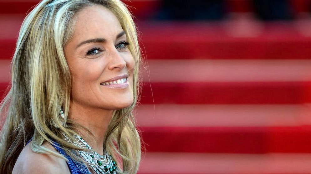 Ces stars ont plus de 50 ans!. Elle a passé la barre des soixante ans – mais n'a pas perdu le sex-appeal qu'elle dégageait dans «Basic Instinct» (1992). Dans un entretien au journal Shape, Sharon Stone affirmait cependant: «Je ne veux pas être une beauté intemporelle. Je veux être une femme qui, pour son âge, fait de son mieux». Aucun doute, elle y est parvenue.