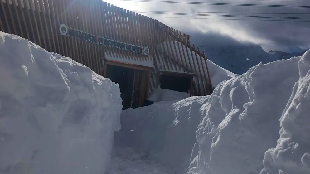 Nach 36 Stunden Schneefall und Sturm total eingeschneit: das Bärenland Arosa.