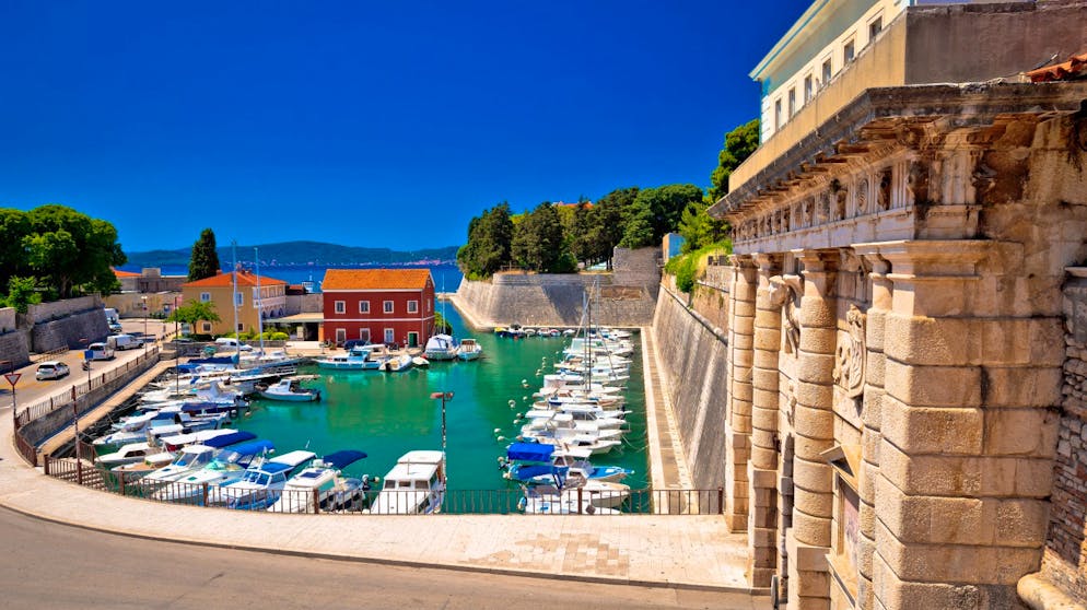 Das sind die besten Reiseziele 2019. Während die kroatische Stadt Dubrovnik sich vor Touristen kaum mehr retten kann, ist es im Altstadtgassengewirr von Zadar noch verhältnismässig ruhig. Hier kann man römische Ruinen besuchen und von einer spektakulären Uferpromenade aus den Blick auf die Adria geniessen.