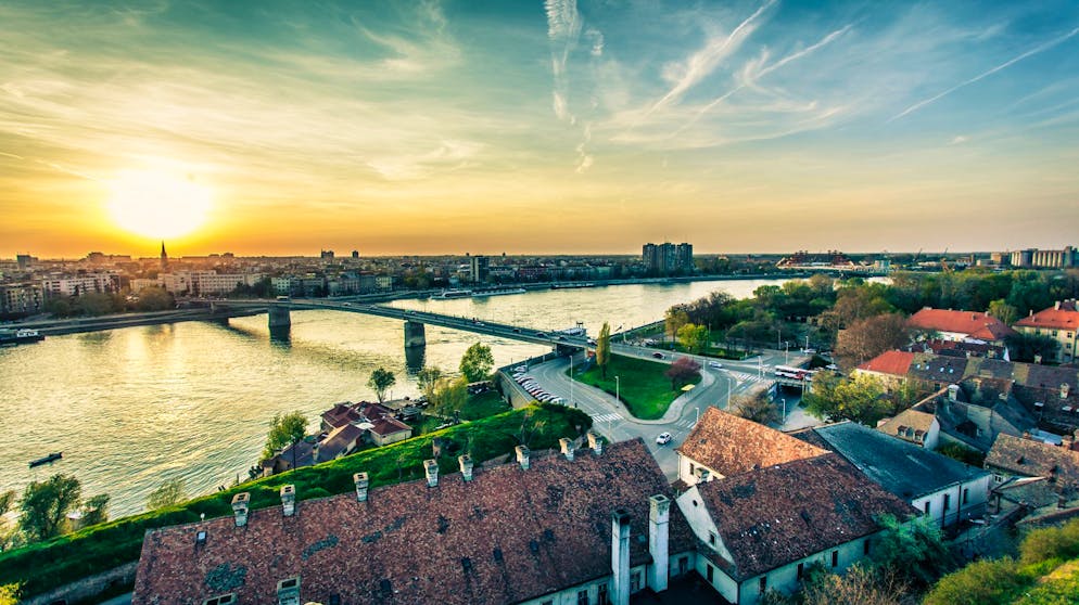 Das sind die besten Reiseziele 2019. Novi Sad in Serbien darf sich im Jahr 2019 über den Titel der europäischen Jugendhauptstadt freuen. Doch nicht nur deshalb lohnt sich die Reise in die zweitgrösste Stadt des Landes. Alte Fassaden und Stadtviertel erstrahlen langsam im renovierten Glanz. 2021 wird Novi Sad dann sogar die Europäische Kulturhauptstadt.