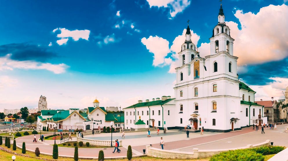 Das sind die besten Reiseziele 2019. In ganz Weissrussland leben gerade einmal 9,5 Millionen Menschen, davon zwei Millionen in der Hauptstadt Minsk, die mit einer blühenden Kultur- und Partyszene der autokraten Regierung trotzt. Wem das zu wild ist: 30 Prozent des Landes sind bewaldet, auch Naturfreunde kommen also auf ihre Kosten.