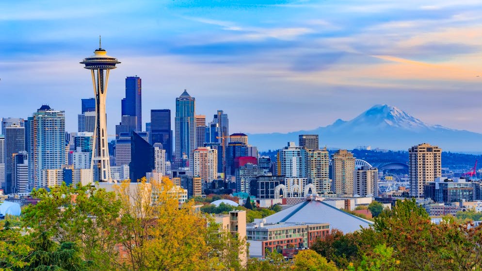 Das sind die besten Reiseziele 2019. Die futuristische (und frisch renovierte) Space Needle, ein Überbleibsel der Weltausstellung 1962, mag das Wahrzeichen von Seattle sein. Doch geprägt wird die Stadt an der US-Westküste mittlerweile von den grossen ansässigen Unternehmen: alle 50 Meter ein Starbucks-Café (inklusive der allerersten Filiale), und Amazon hat ein komplettes Viertel umgesaltet: Um ein Trio aus innovativen Glas-«Kugeln» mit 40'000 Pflanzen wuchsen edle Bürotürme in die Höhe.