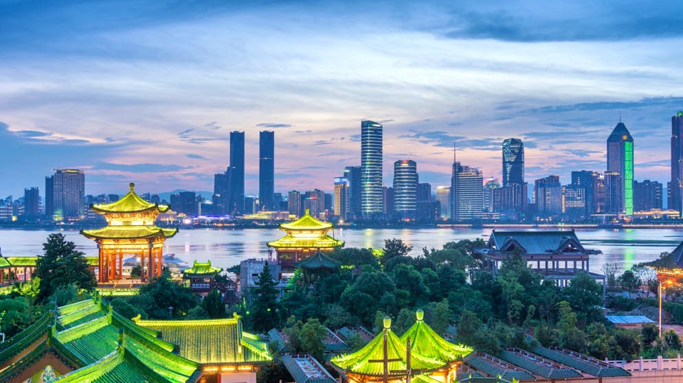 Das sind die besten Reiseziele 2019. Es ist das «Silicon Valley» von China: Shenzhen. Früher konnte man hier günstig feiern gehen, heute ist es wohl die innovativste Stadt im Reich der Mitte und ein Magnet für kreative Köpfe aus allen Bereichen: Technik-Hipster trifft auf Indie-Musikszene und Künstlerseelen – und das nur einen Katzensprung von Hongkong entfernt.