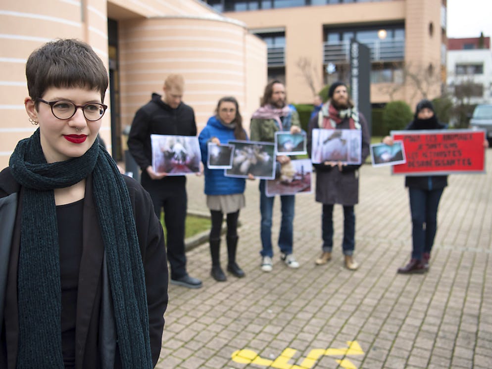 Elisa Keller, déléguée de l'association 269Life Liberation Animale-Suisse (à gauche), était devant le Tribunal de police mardi à Nyon pour avoir emporté 18 cabris avant qu'ils ne soient abattus à Rolle.