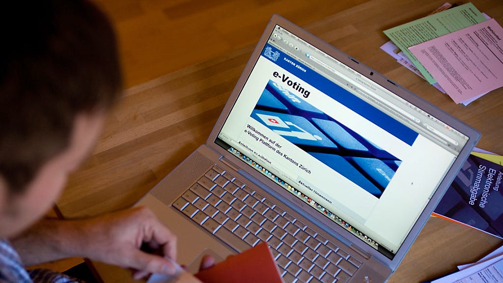 Elektronische Stimmabgabe. Bundesrat will E-Voting allen Schweizern zugänglich machen