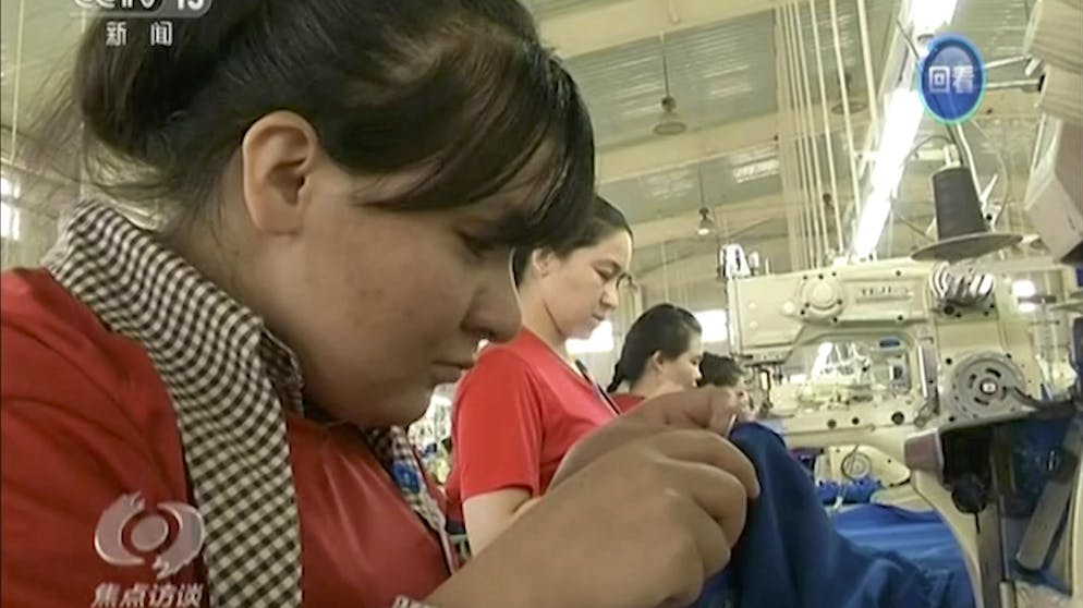 Die Inhaftieren sollen in den Fabriken nur ein Zehntel von dem erhalten, was sie vor ihrer Verhaftung an Lohn bekamen.