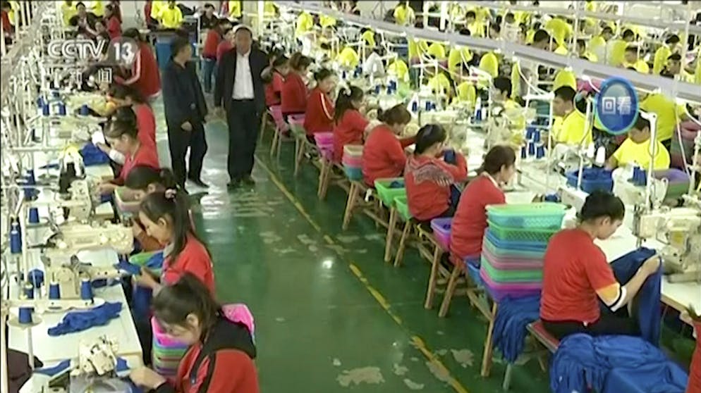 In chinesischen Umerziehungslagern sollen Angehörige muslimischer Minderheiten angeblich wie Sklaven arbeiten.