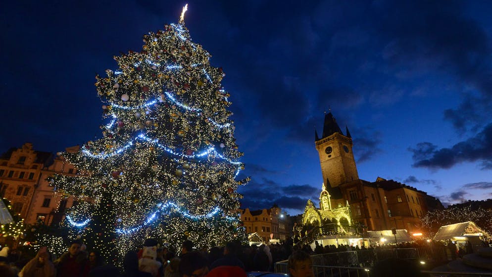Seit dem Jahr 1812 glitzern auch in Tschechien allenorten Weihnachtsbäume: Der Direktor des Prager Deutschen Theaters soll den Brauch damals nach Prag gebracht haben.