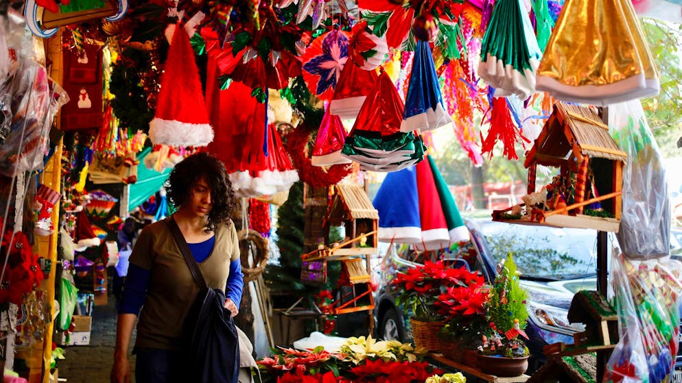 Ein Fest ohne Piñata? In Mexiko ein Ding der Unmöglichkeit. Auch an Weihnachten werden die Figuren aus buntem Pappmaché mit Süssigkeiten gefüllt und dann zerschlagen.