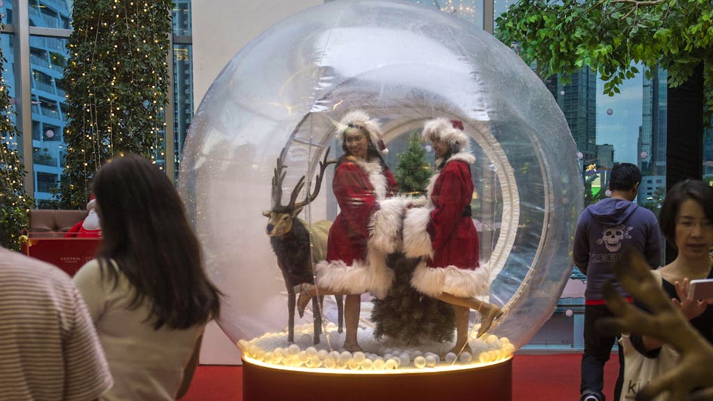 Gurke und Basketball. Skurrile Weihnachtsbräuche rund um die Welt