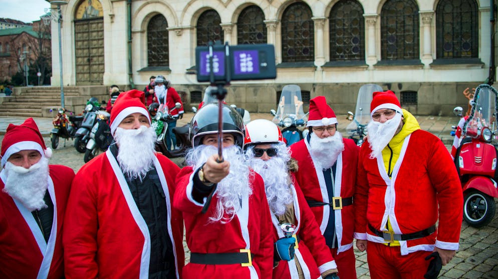 Seit dem Niedergang des Ostblocks folgen in Bulgarien die Menschen gern westeuropäischen Modetrends in Sachen Weihnachtsschmuck und -bekleidung.