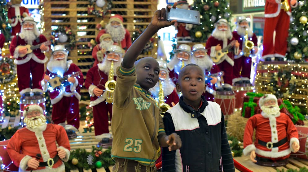 In Afrika sind Traditionen oft von den Kolonialmächten importiert worden – auch in Kenia sieht der Weihnachtschmuck ähnlich aus wie in Europa.