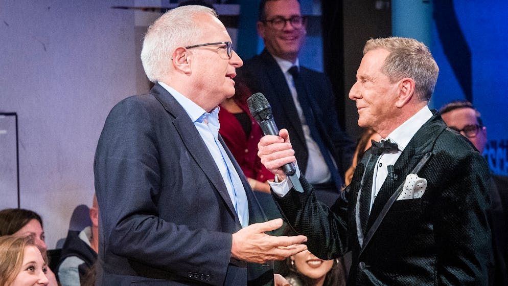 Zum Abschied schaut der «Boss» persönlich vorbei: Fernsehdirektor Ruedi Matter (l.) im Gespräch mit Kurt Aeschbacher.