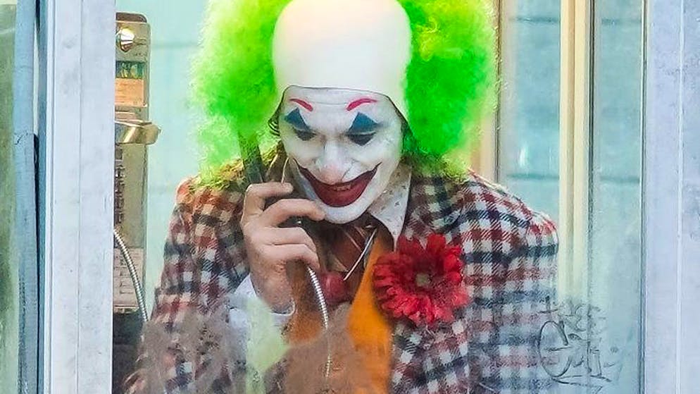 Les films les plus attendus en 2019. Il joue le rôle du méchant dans Batman: Joaquin Phoenix. Selon les premiers éléments en notre possession,  on pourrait en apprendre davantage sur les origines du «Joker» et découvrir comment Arthur Fleck est devenu le Joker. Les premières images du tournage circulent déjà et donnent envie de faire un petit tour au cinéma à l’automne 2019.