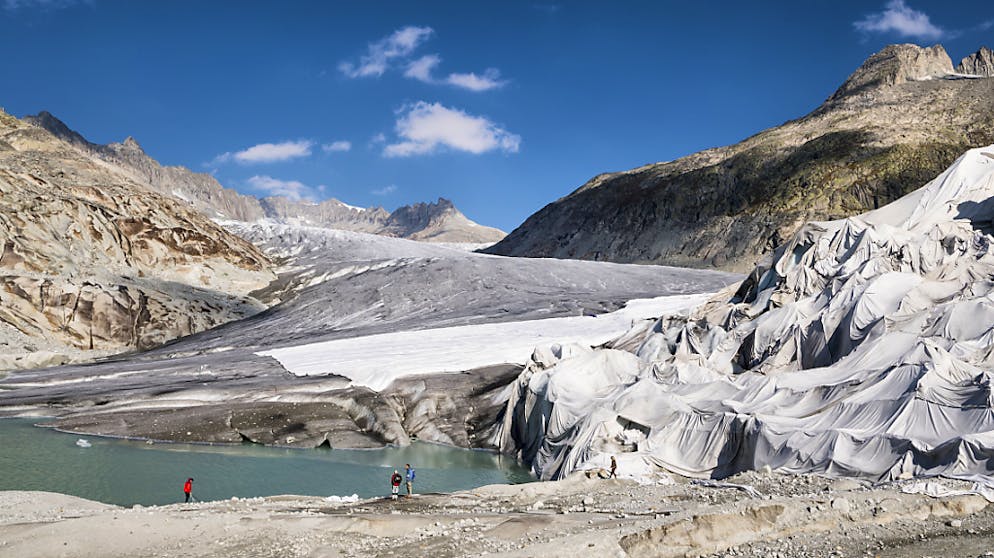 Der Hitzesommer hat die Gletscher weiter schmelzen lassen. Der Nationalrat berät heute und morgen über Massnahmen zur Senkung der Treibhausgasemissionen. (Archivbild)