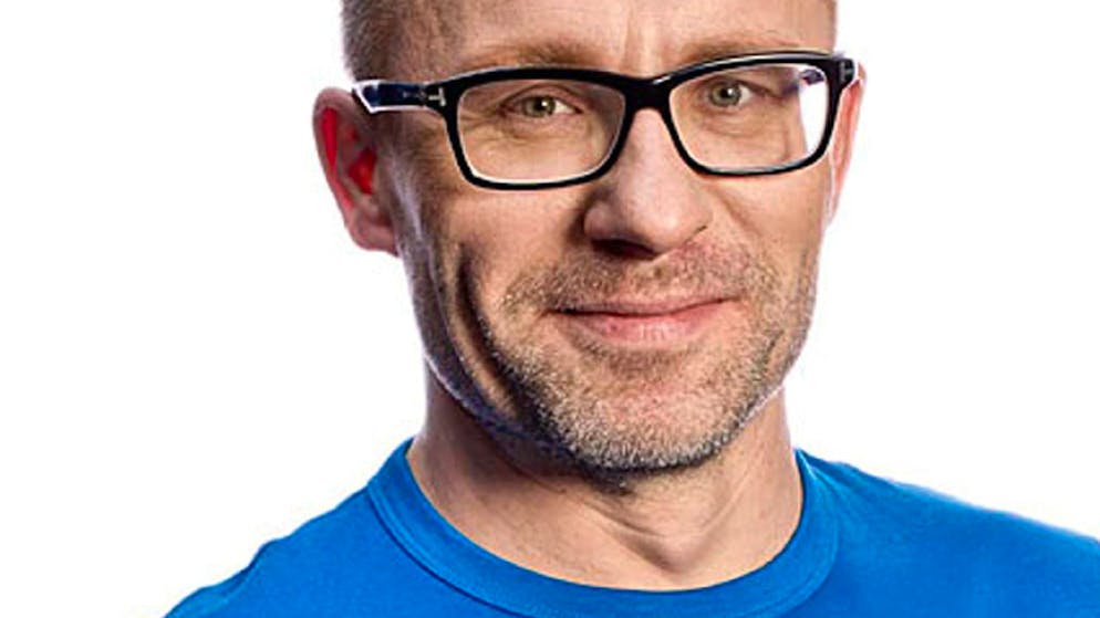 «Bluewin»-Redaktor Bruno Bötschi spricht für das Frage-Antwort-Spiel «Bötschi fragt» regelmässig mit bekannten Persönlichkeiten. Bötschi hat viel Erfahrung mit Interviews. Für die Zeitschrift «Schweizer Familie» betreute er jahrelang die Serie «Traumfänger». Über 200 Persönlichkeiten stellte er dafür die Frage: Als Kind hat man viele Träume – erinnern Sie sich? Das Buch zur Serie «Traumfänger» ist im Applaus Verlag, Zürich, erschienen. Es ist im Buchhandel erhältlich.