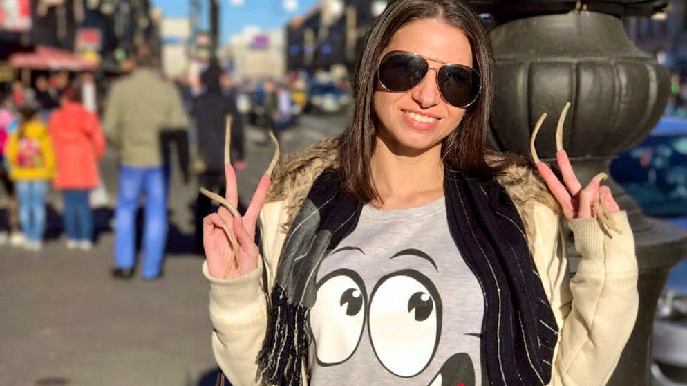 Le unghie più lunghe della Russia. Elena Shilenkova è evidentemente molto contenta di distinguersi grazie alle sue unghie.