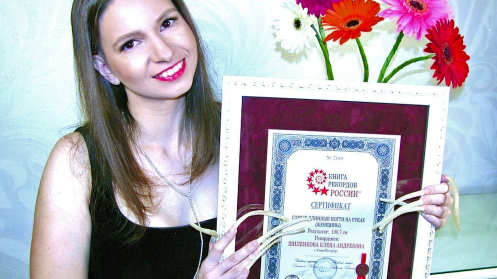 Le unghie più lunghe della Russia. Originaria di San Pietroburgo, la blogger di 35 anni mostra con orgoglio il certificato che attesta che le sue sono le unghie più lunghe della Russia.