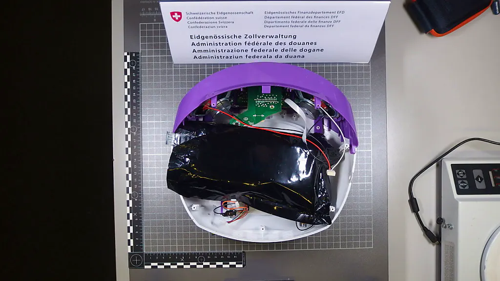 Drogenschmuggel. Drogen in einem Radio versteckt