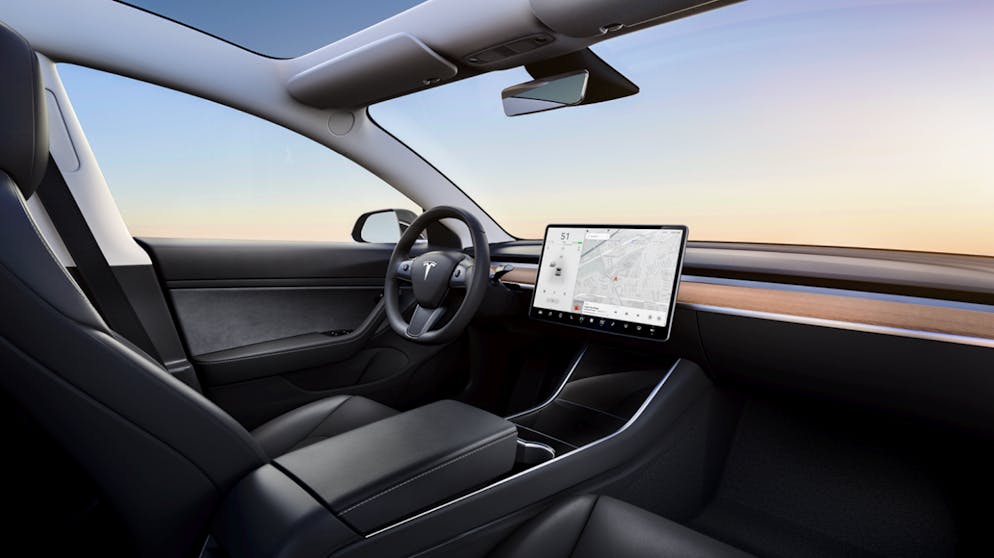 Model 3-Konfigurator: «Bluewin» baut sich einen Tesla. Das Interieur ist wegen des grossen Glasdachs hell, Schalter und Knöpfe sucht man vergebens, denn die meisten Autofunktionen werden über den 15-Zoll-Touchscreen gesteuert.