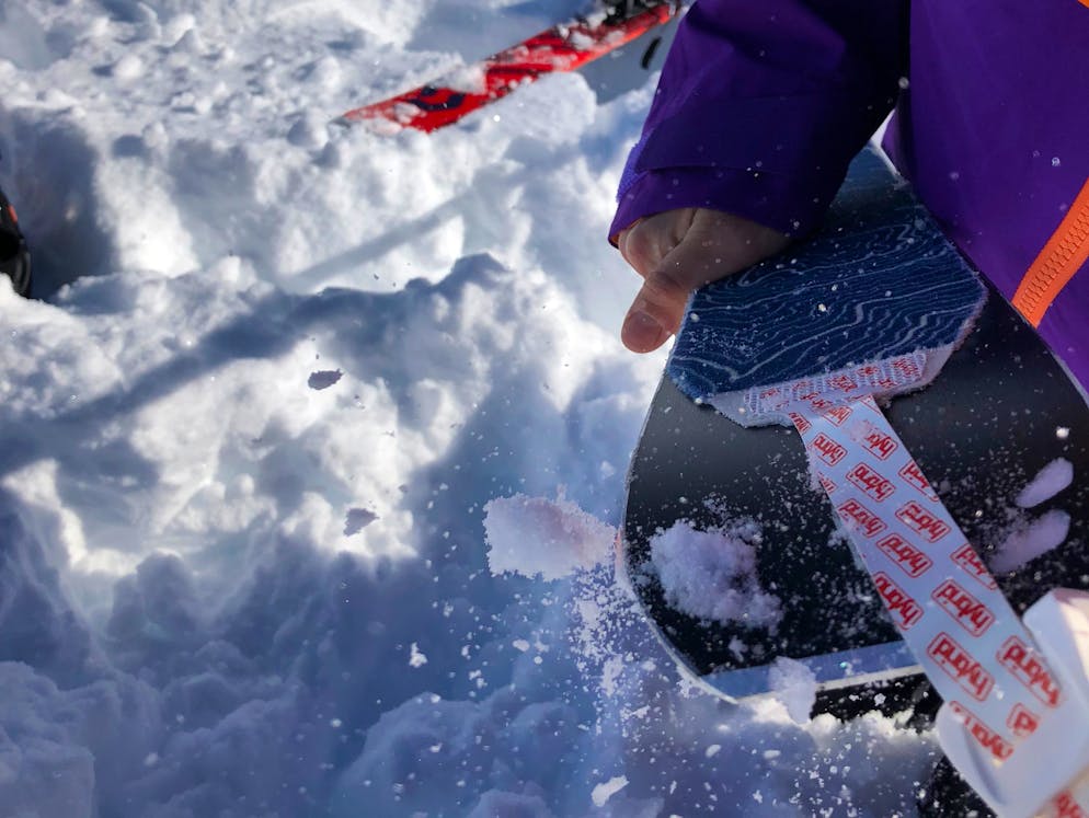 Skitouren: Die besten Tipps. Deutlich bessere Stollresistenz und Gleitfähigkeit weisen Felle aus Mohair auf. Die Wolle der Angora-Ziege ist hierfür das Ausgangsmaterial: es ist leicht, für ein Naturmaterial recht strapazierfähig und es behält seine Eigenschaften auch bei Nässe oder extremer Kälte. Leider kostet gutes Mohair viel Geld.<br>